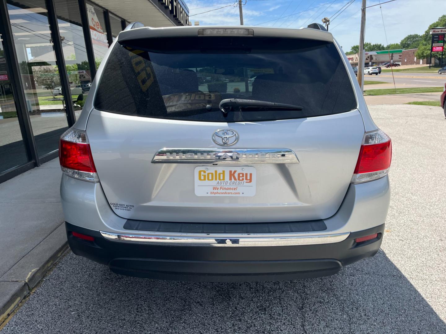 2011 Classic Silver Metallic Toyota Highlander Base 2WD V6 (5TDZK3EH5BS) with an 3.5L V6 DOHC 24V engine, 5-Speed Automatic transmission, located at 1633 W Kimberly, Davenport, IA, 52806, (563) 323-5341, 41.559456, -90.598732 - Photo#4